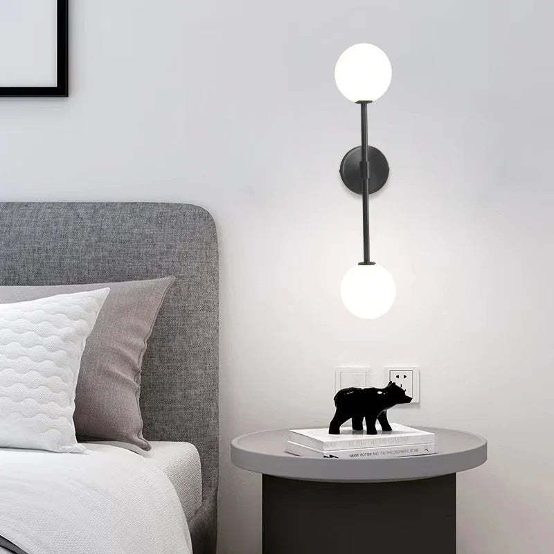 LuxeLED - Guld Vägglampa med Mjölkglasboll och Dubbel G4 Lampa