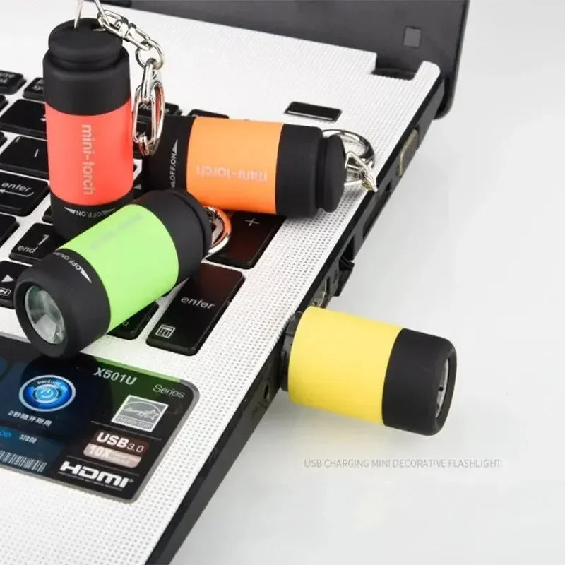 Carvallo Mini LED fackla med nyckelring | USB-laddning | Vattentät &amp; Ultralätt | 5,2 × 2,1 cm