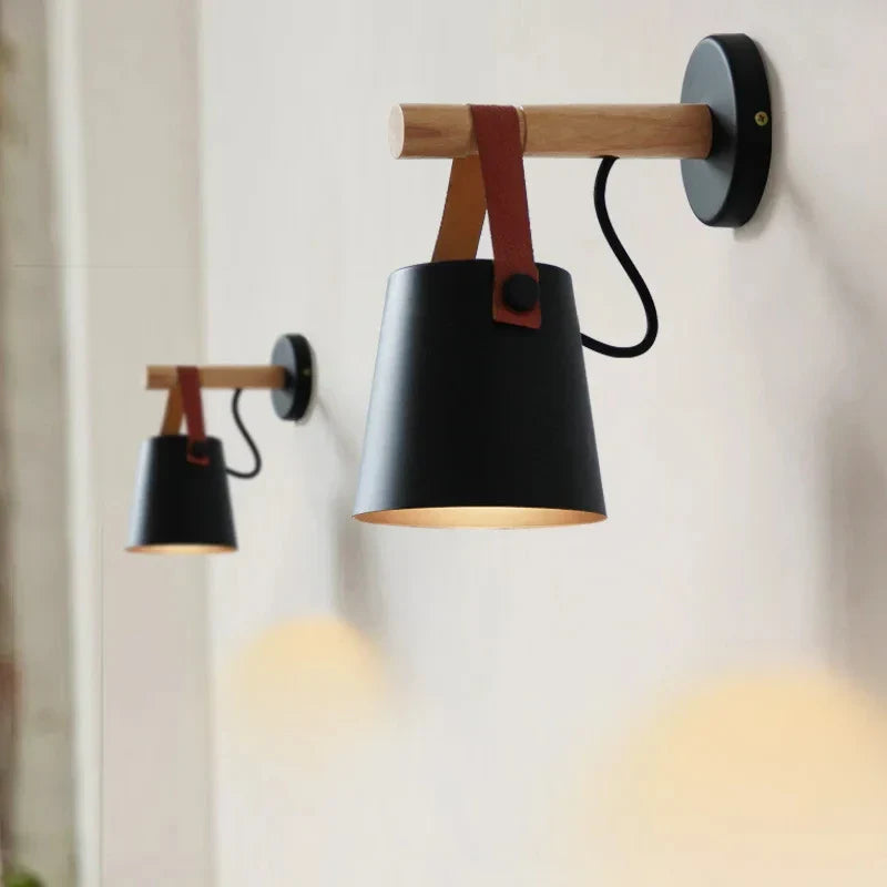 NordicGlow - LED Vägglampa med Trädetaljer och Läderrem