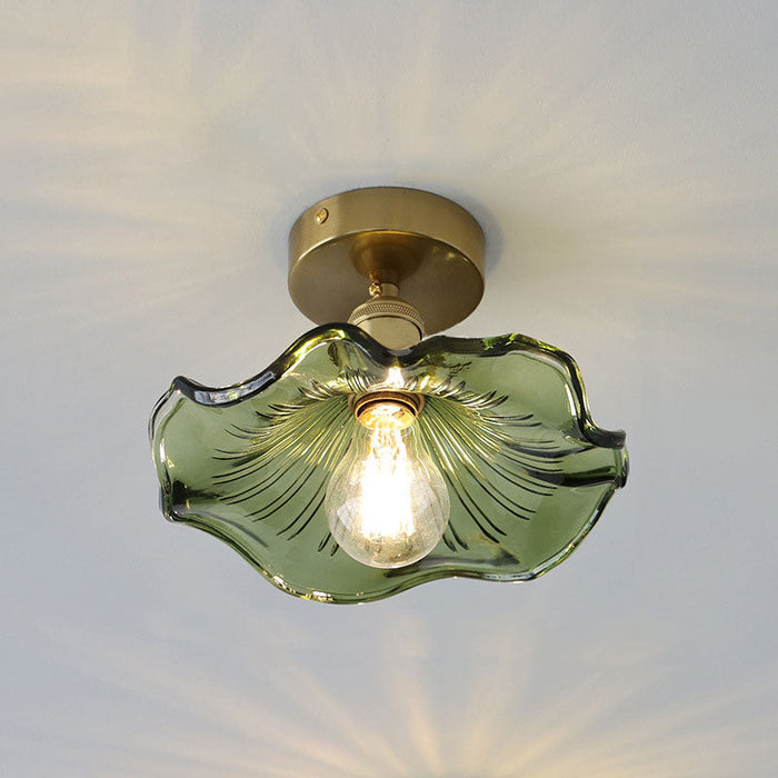 Plafondslampa i glas i form av en hibiskus.