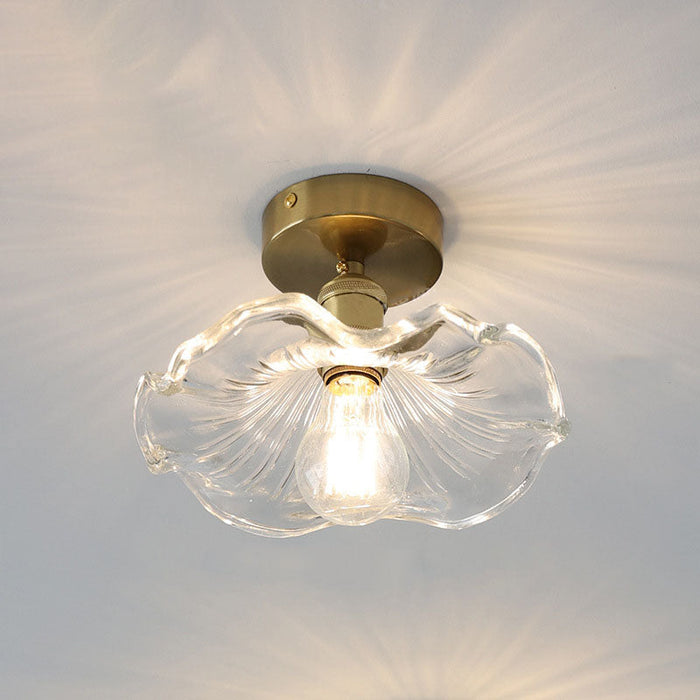 Plafondslampa i glas i form av en hibiskus.