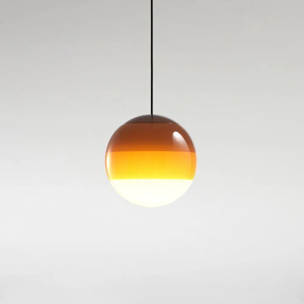 Hängande lampa med färgglad glaskula design