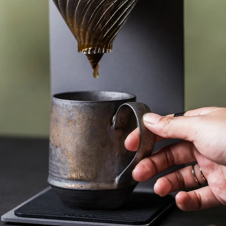 Carvallo – Handgjord Rustik Keramikkopp för en Varm, Nostalgisk Upplevelse