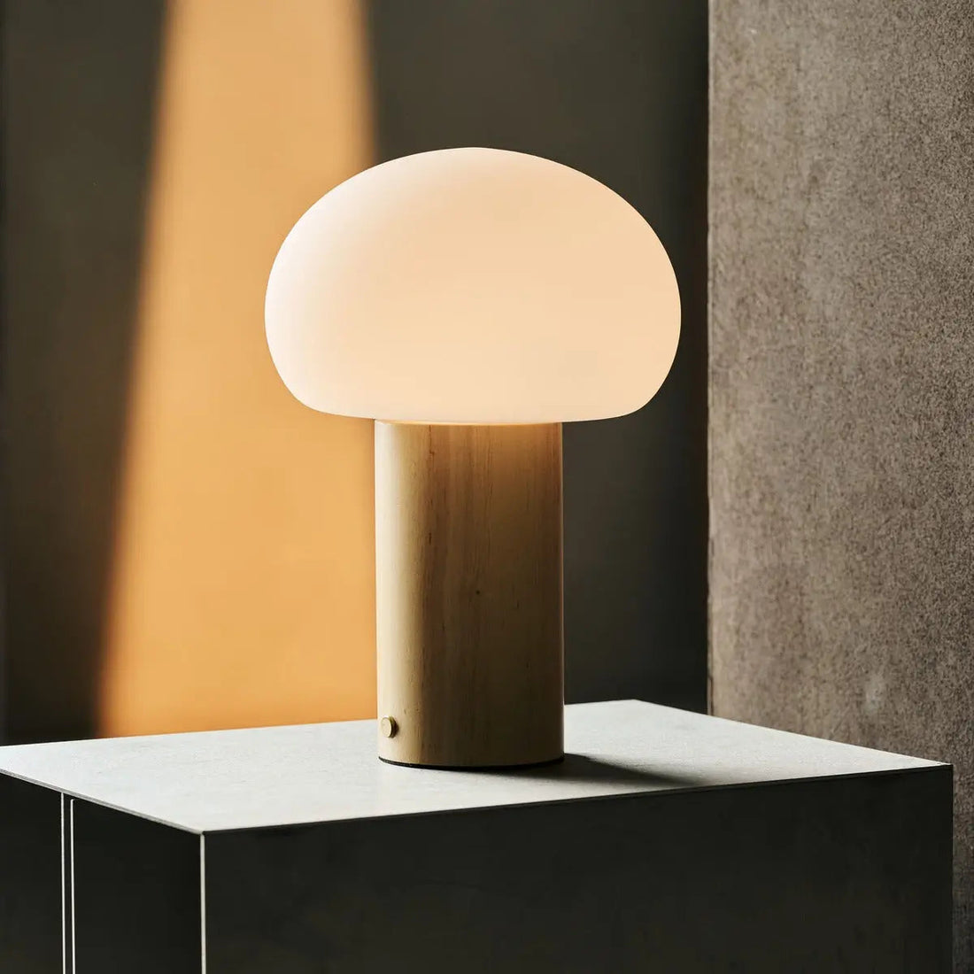 Lumari Senso | Dimbar bordslampa i trä och glas med batteri