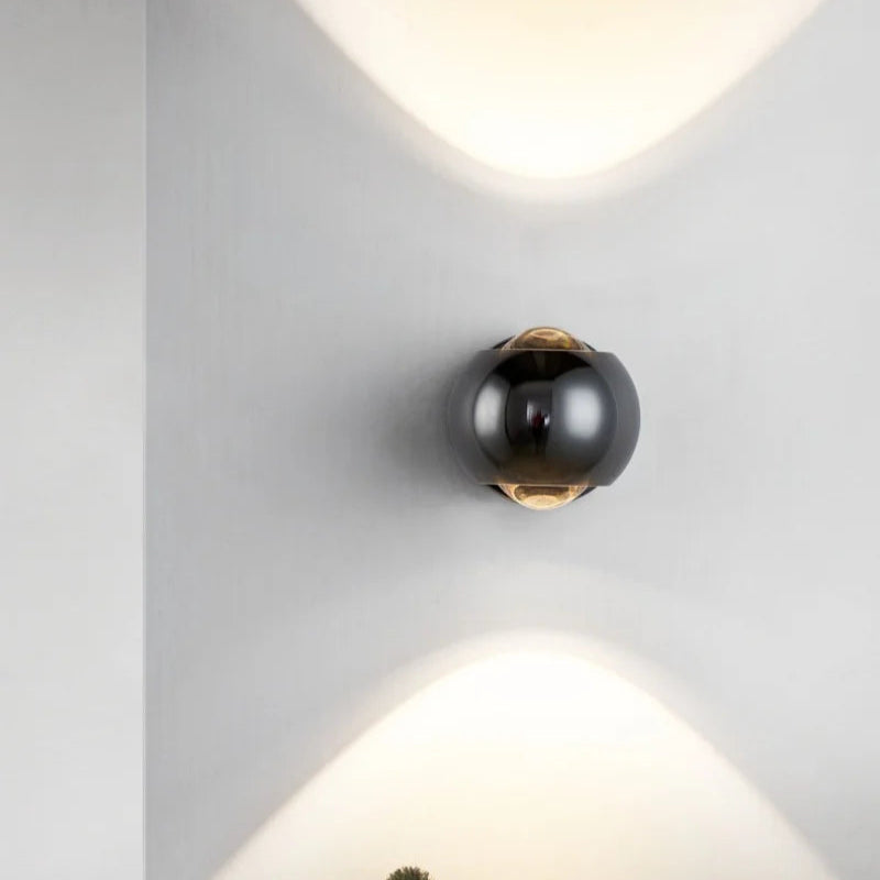 OrbisGlow – LED-vägglampa med 360° roterande funktion för justerbar belysning