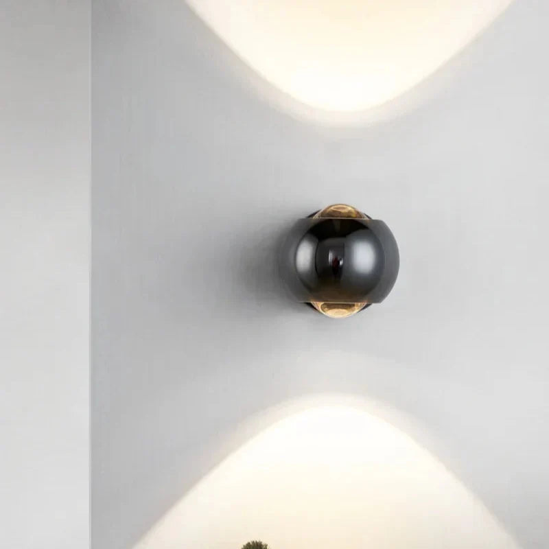 Orbis LED-vägglampa – Rotabel kulformad lampa i svart med 360° ljusriktning