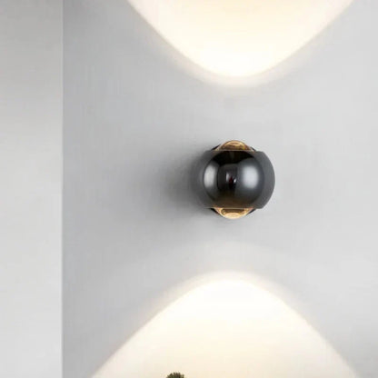 Orbis LED-vägglampa – Rotabel kulformad lampa i svart med 360° ljusriktning