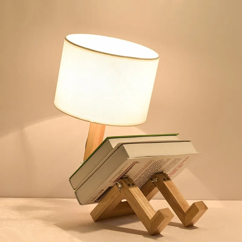 Trädlampa i trä med bokhållare – Modernt design för ditt hem