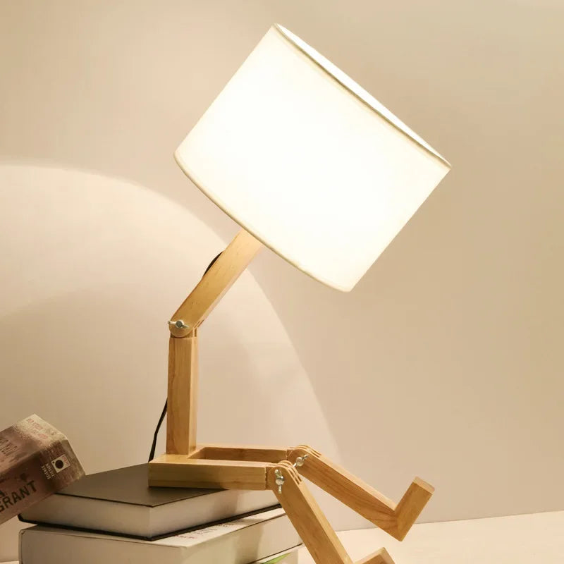 Trädlampa i trä med bokhållare – Modernt design för ditt hem