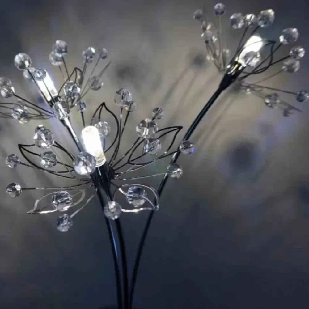 Lustrae | Modern vägglampa med kristallformad maskrosdesign