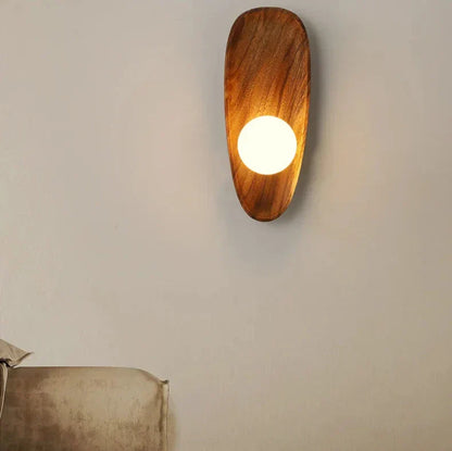 WoodGlo – Minimalistisk V�gglampa i Massivt Trä med LED-belysning