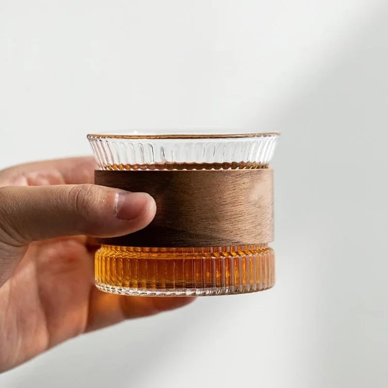 OakFlow Whisky Tumbler – Handgjord Glas med Trä Accent