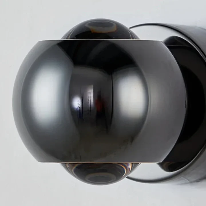 Orbis LED-vägglampa – Rotabel kulformad lampa i svart med 360° ljusriktning