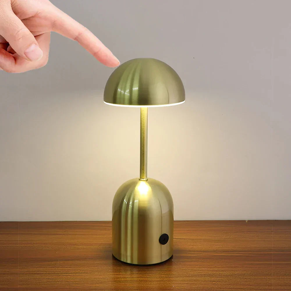 GlowLuxe - Bärbar Dimbar Bordslampa – LED Metalldesign för Stämningsfull Belysning
