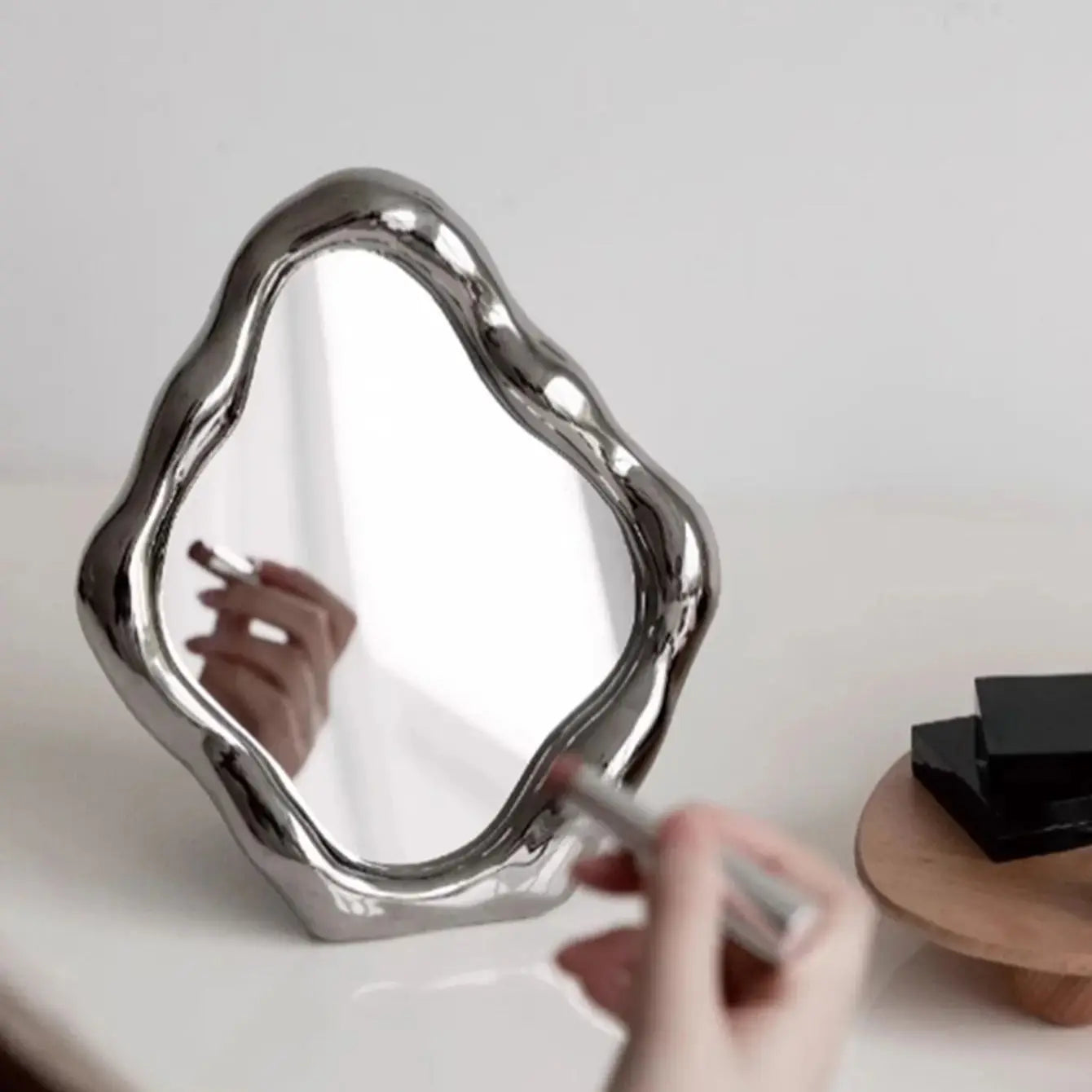 RetroLume - Snyggt oregelbundet sminkspegel med vintage charm och modern appell
