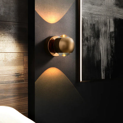 HaloBrass – Tunn väggmonterad LED-lampa i mässing