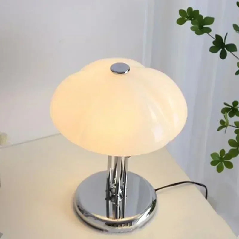 Luminarae | Modern bordslampa i medeltidsinspirerad konstdesign