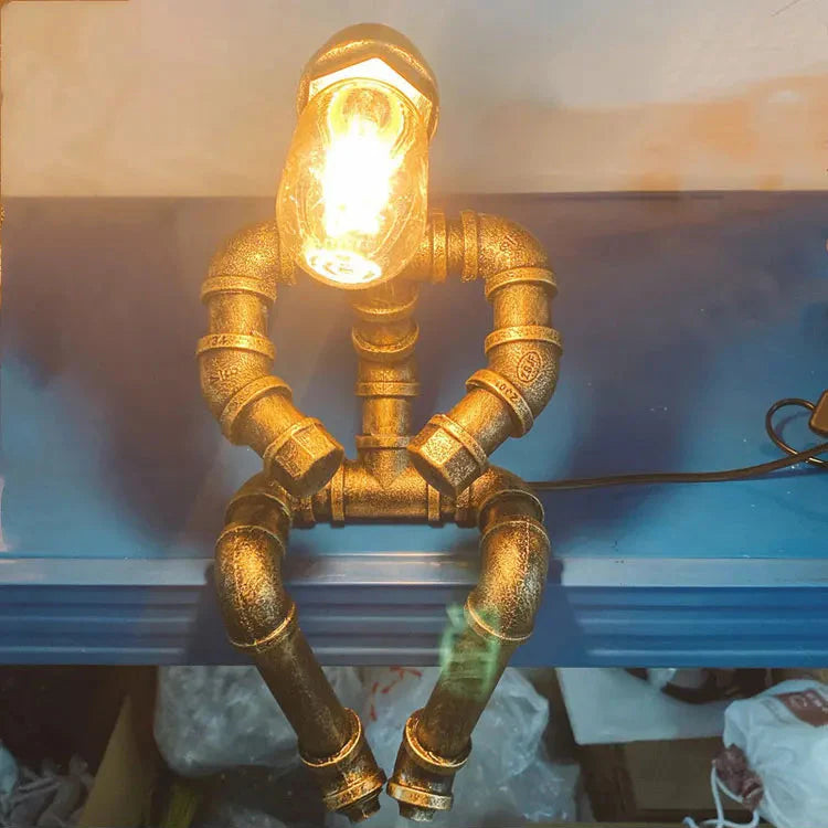 Royallure Steampunk Robot Pipe Table Lamp – Industriell Järnskulptur med E27-sockel