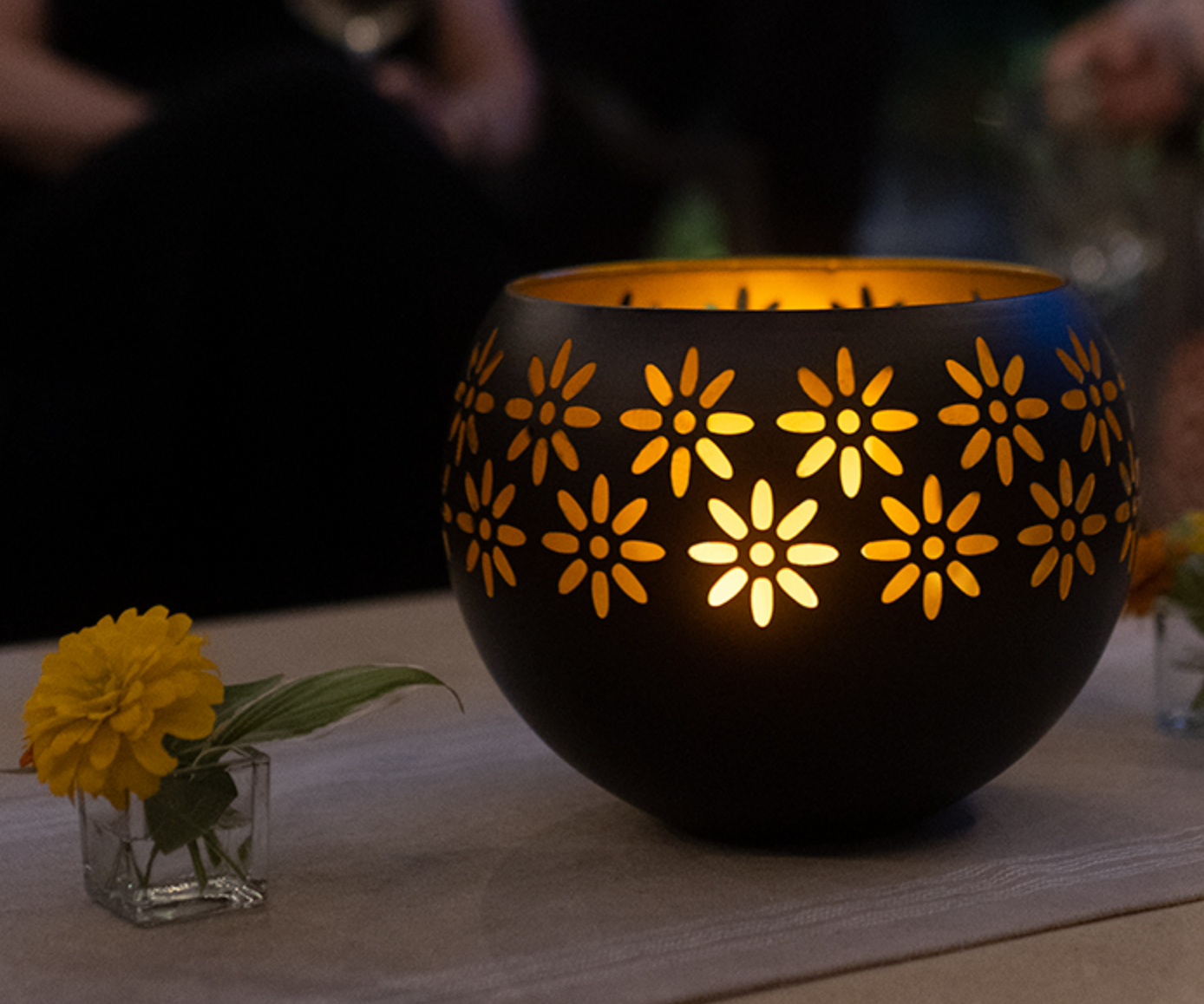 GlowFlame™ - Blommönster Ljuslampa
