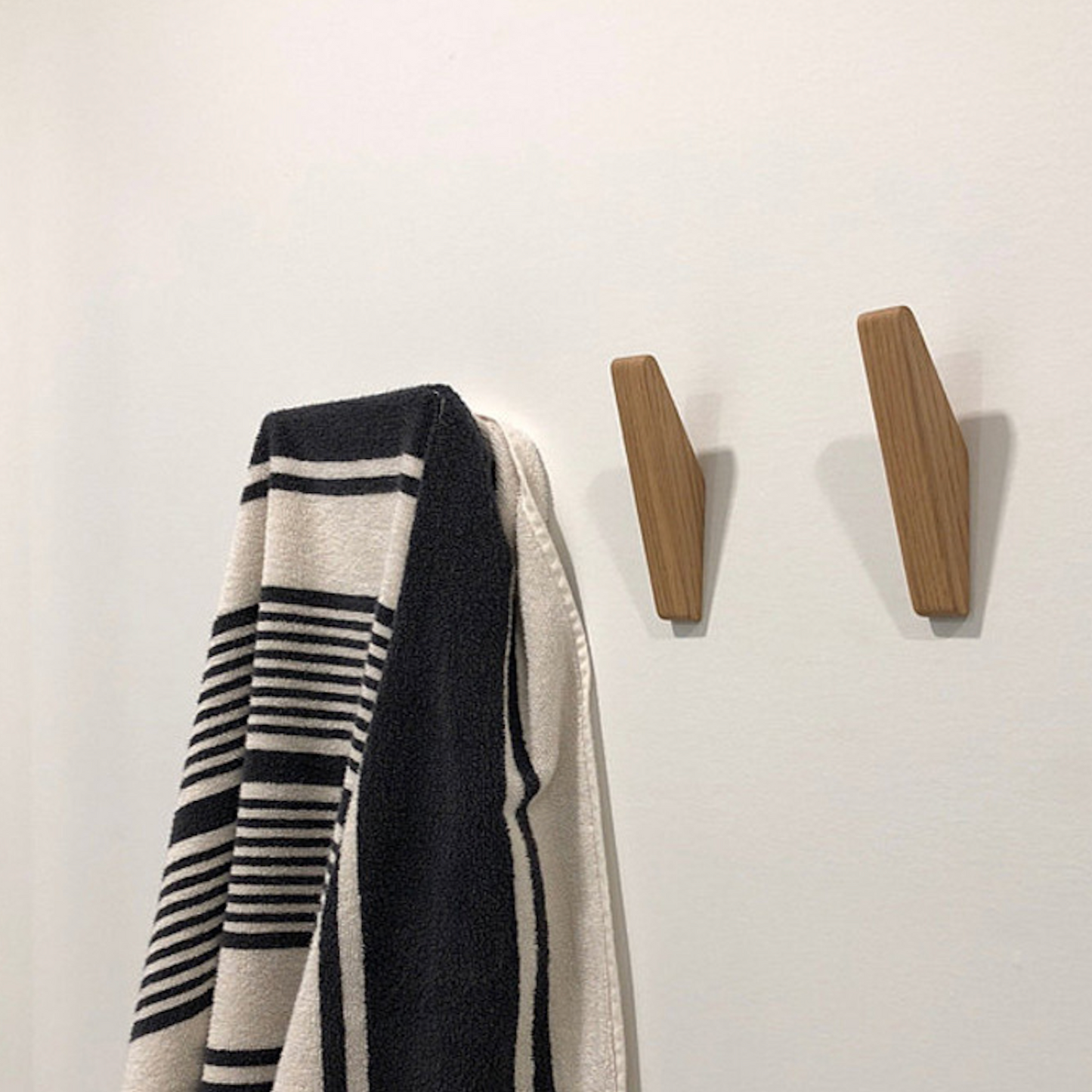 Carvallo – Set om 2 handgjorda träväggkrokar med boho charm