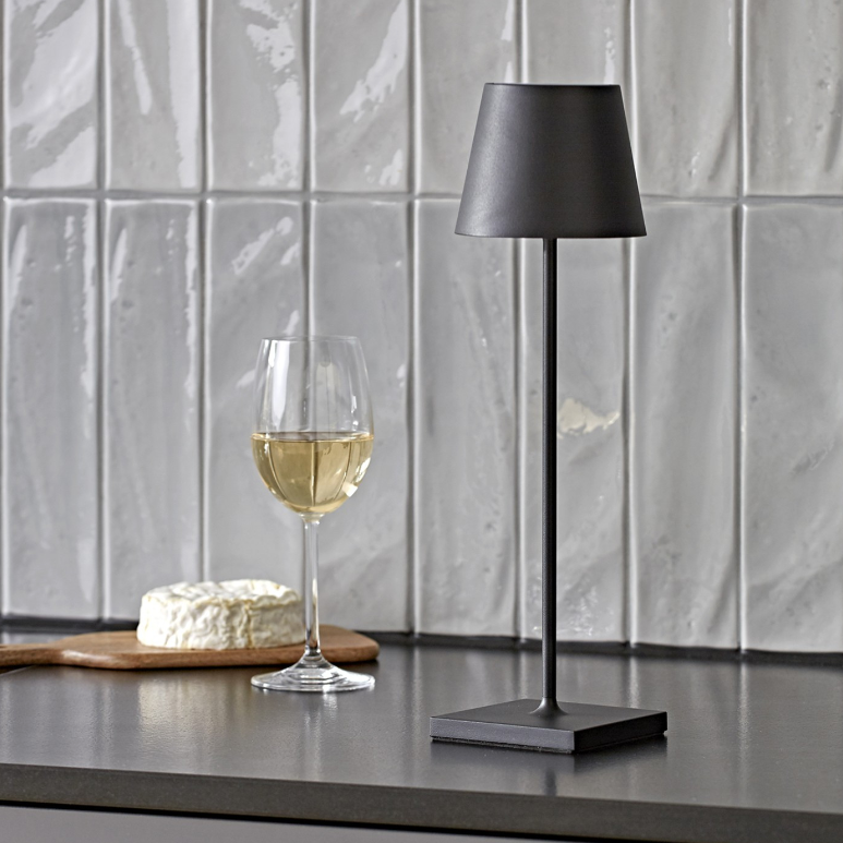 Lång bordslampa med dimbar belysning