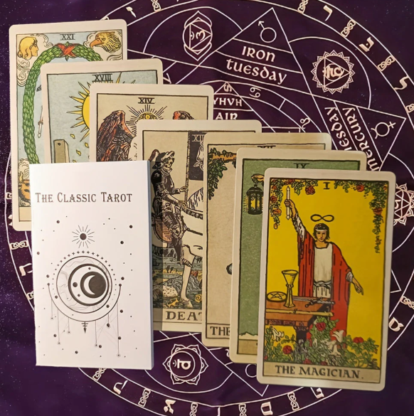 Traditionellt tarotkortspel med 78 kort