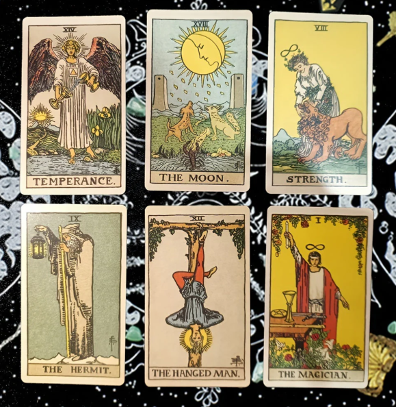Traditionellt tarotkortspel med 78 kort