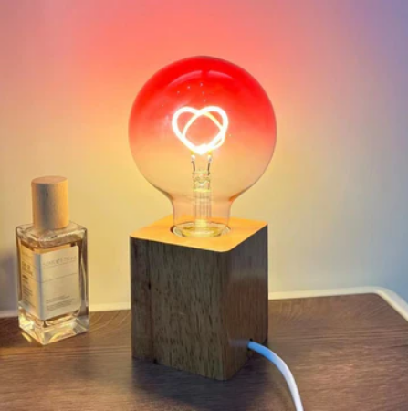 GlowHeart – Dimbar LED-lampa med hjärtmotiv och färgövergång