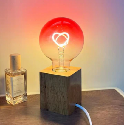 GlowHeart – Dimbar LED-lampa med hjärtmotiv och färgövergång