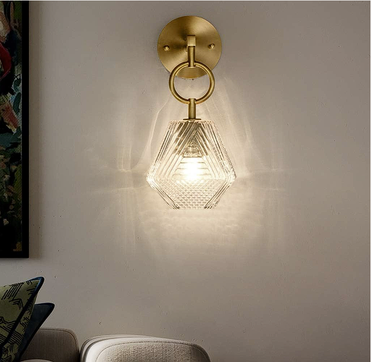 PrismGlow - Geometrisk vägglampa med smalt glasdesign för modern inredning