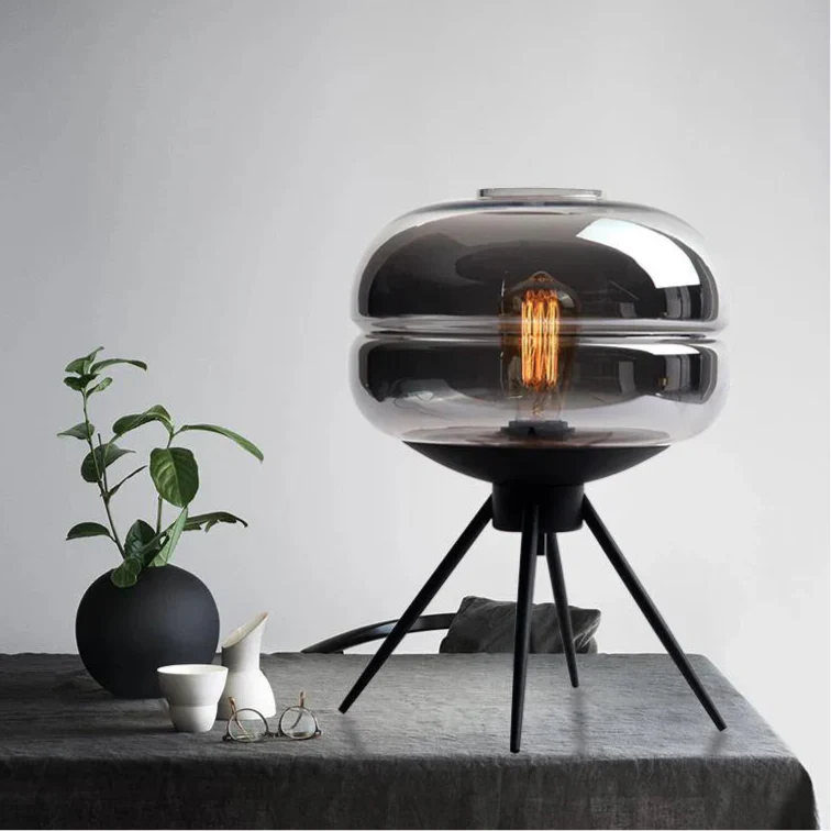 Stella Tripod Bordslampa med glaskupa – Modern design och varmt ljus