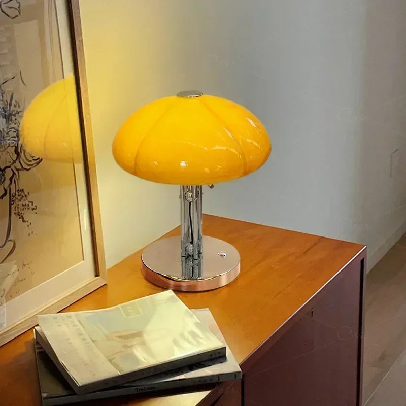 Luminarae | Modern bordslampa i medeltidsinspirerad konstdesign