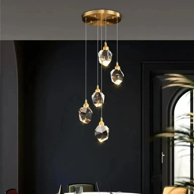 Nina pendellampa – LED-takljus med 5 kristallglas skärmar i guld