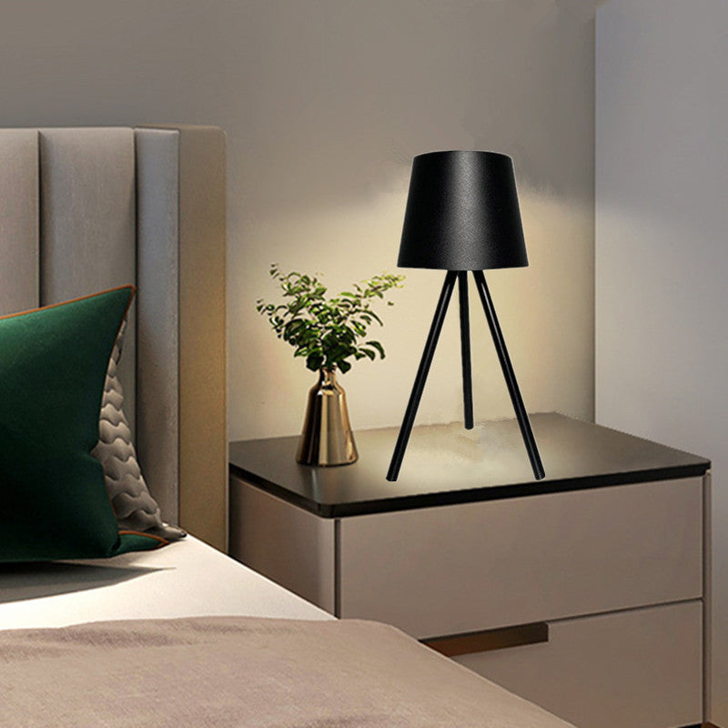 AdaptLight - Modern Bordslampa med Justerbar Stativ