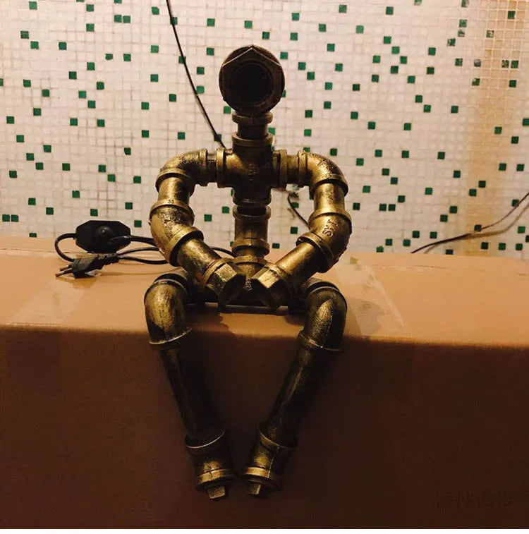 Royallure Steampunk Robot Pipe Table Lamp – Industriell Järnskulptur med E27-sockel