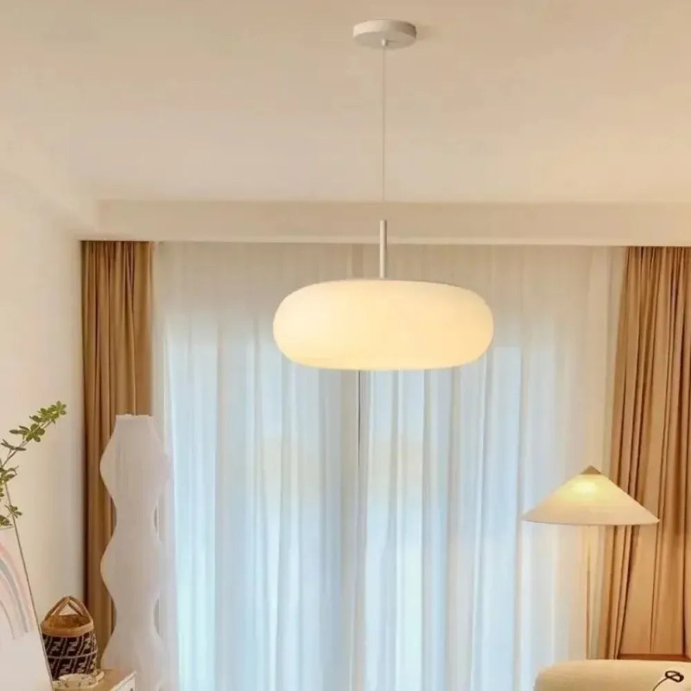 Nyxora | Modern hängande lampa i crema i minimalistisk kandelaberstil med varmt LED-ljus