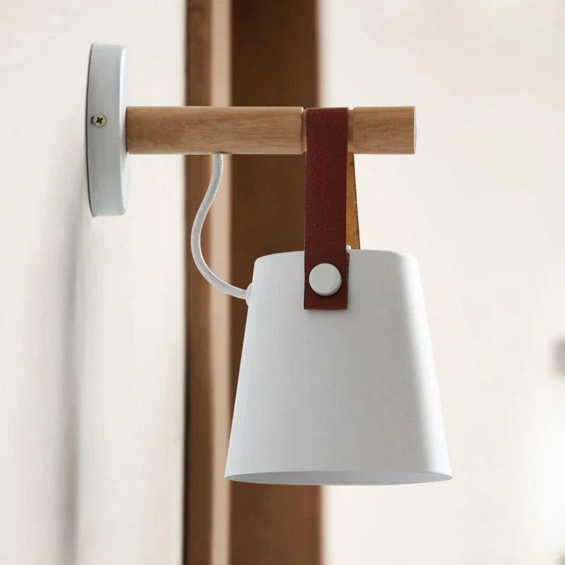 NordicGlow - LED Vägglampa med Trädetaljer och Läderrem