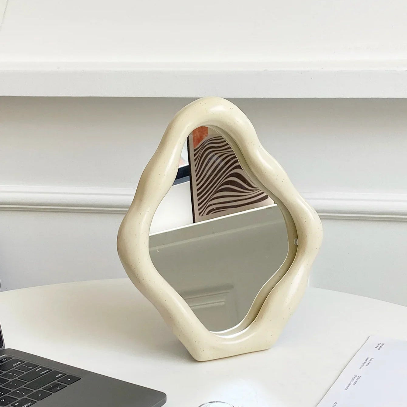 RetroLume - Snyggt oregelbundet sminkspegel med vintage charm och modern appell