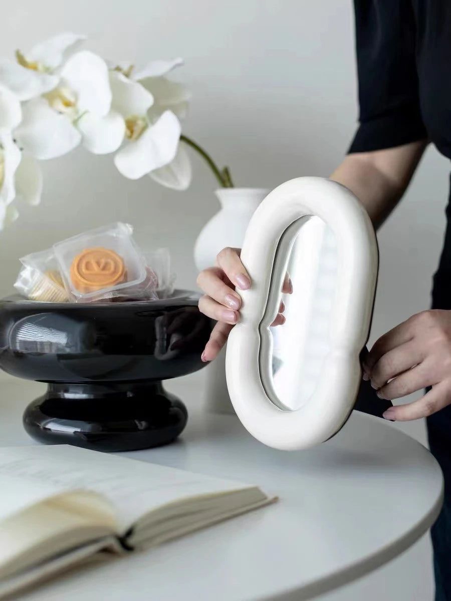 Carvallo – Elegant Ovalt Spegel med Skulptural Form