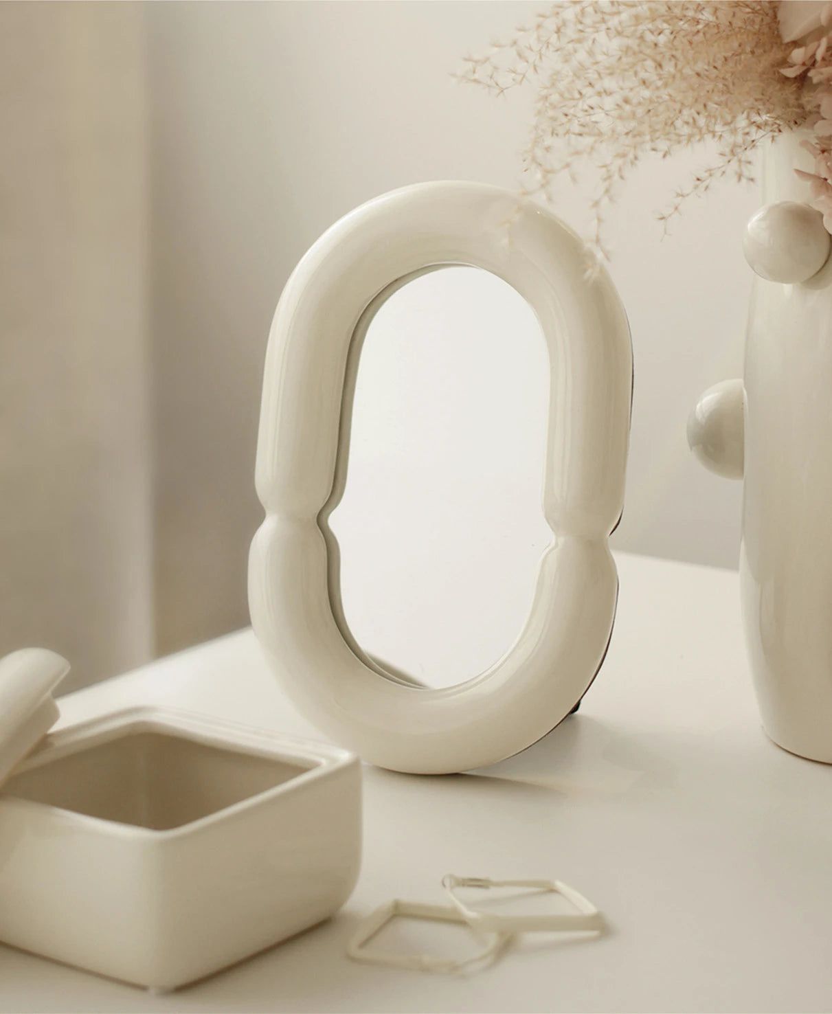 Carvallo – Elegant Ovalt Spegel med Skulptural Form