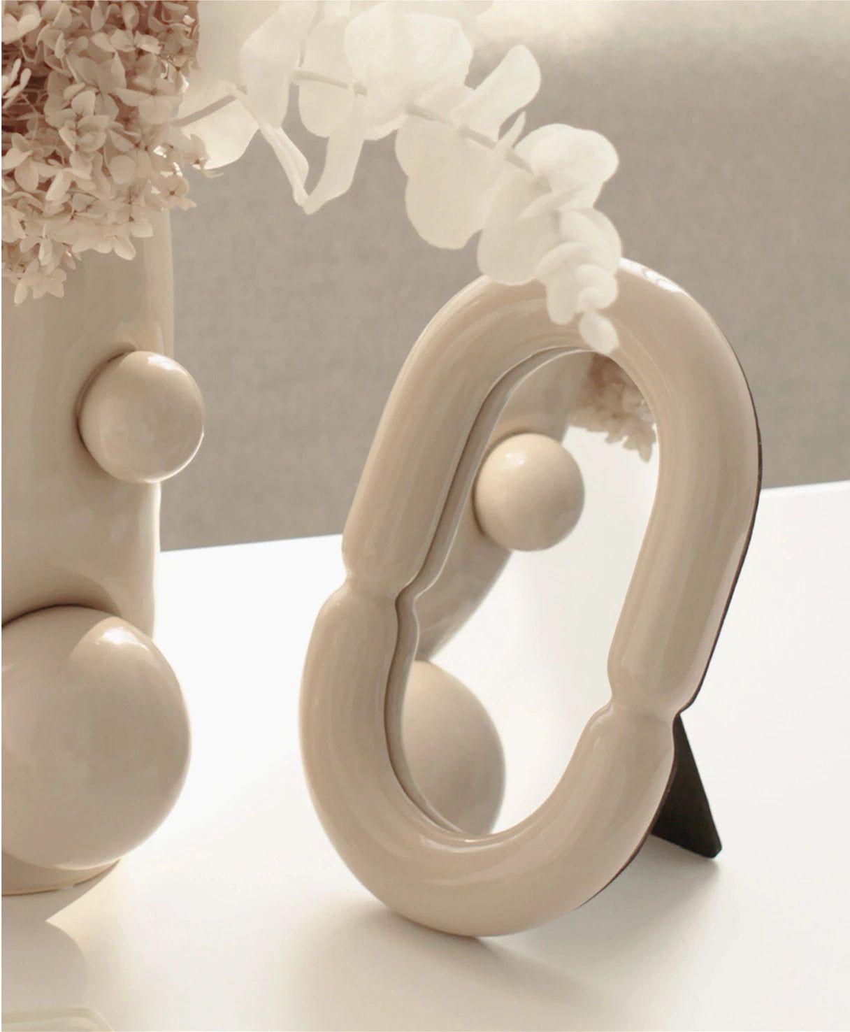 Carvallo – Elegant Ovalt Spegel med Skulptural Form