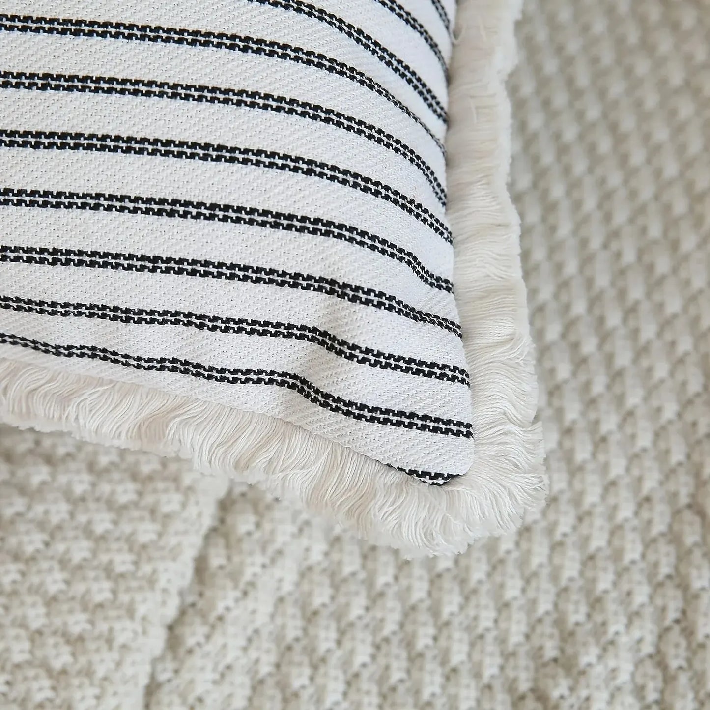 Carvallo – Jacquard Kuddöverdrag med Elegant Vit Volang