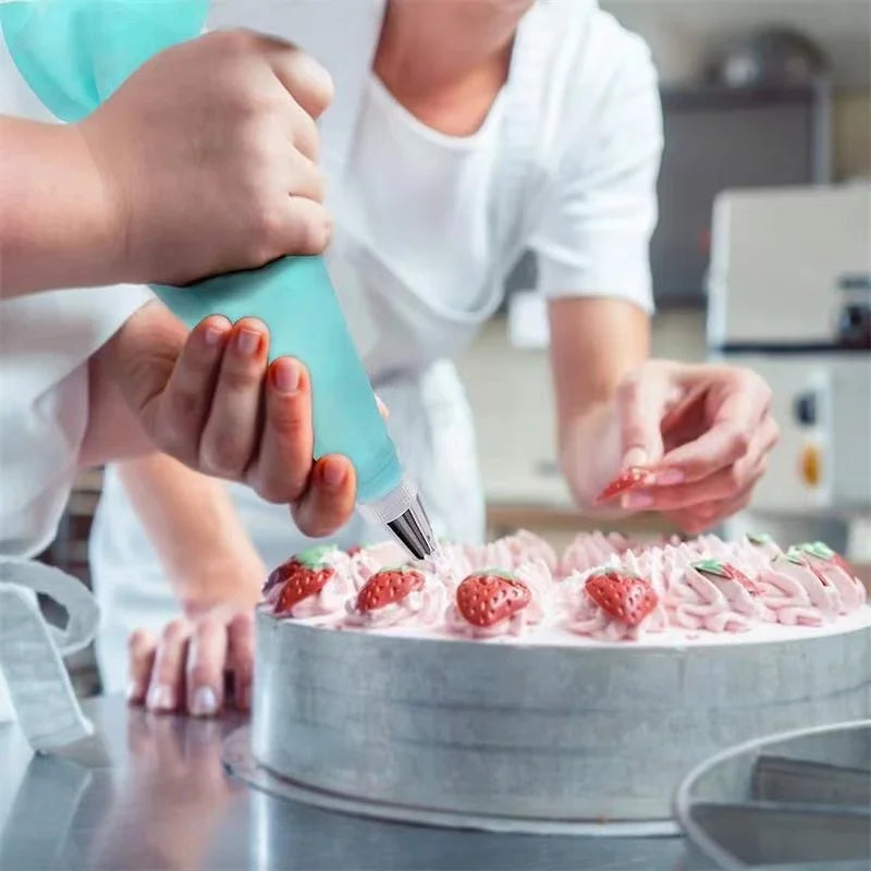 BakeDeko™ Spritsmunstycken-set | Återanvändbara silikon-spritzpåsar med rostfria munstycken | För tårtor, cupcakes och bakverk