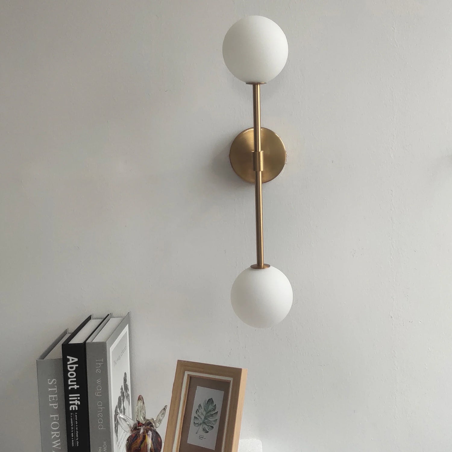 LuxeLED - Guld Vägglampa med Mjölkglasboll och Dubbel G4 Lampa
