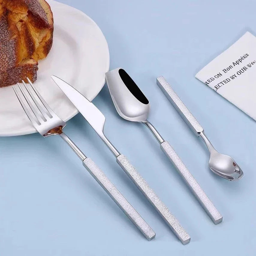 Varlund | 4-delat bestickset i rostfritt stål med hammarslag-design