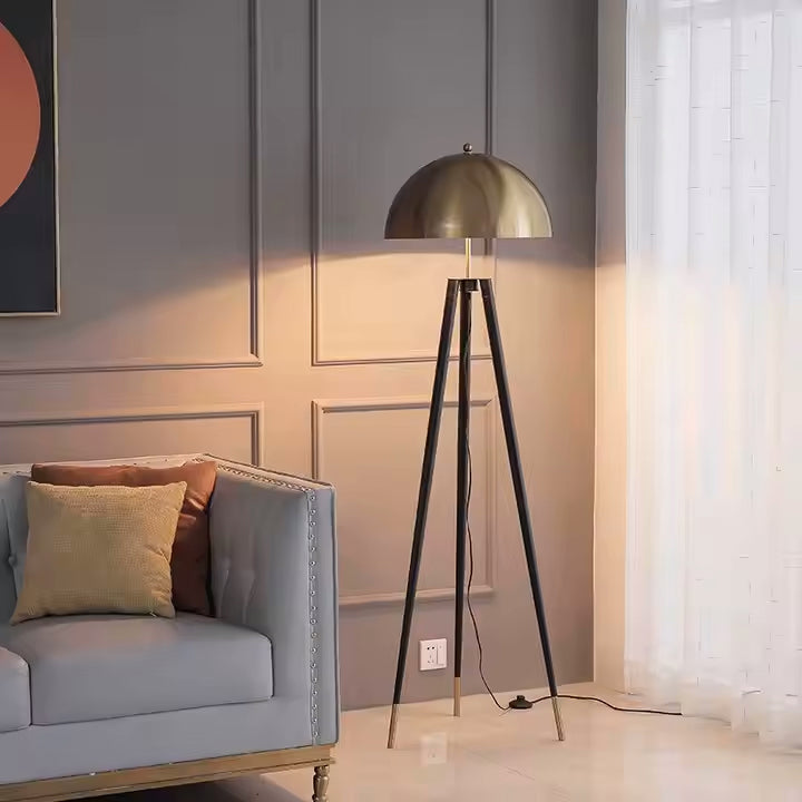 Solano Coyote Golvlampa – Lyxig trebentlampa med guldskärm i modern design