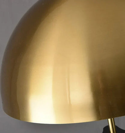 Solano Coyote Golvlampa – Lyxig trebentlampa med guldskärm i modern design