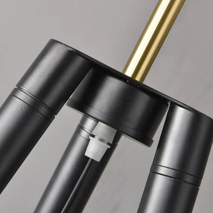 Solano Coyote Golvlampa – Lyxig trebentlampa med guldskärm i modern design