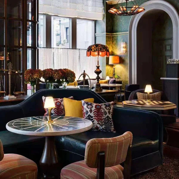 Bordslampa med guldbas och tygskärm