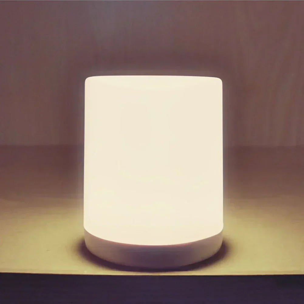 Dimbar LED-bordslampa med USB-anslutning för flexibel belysning